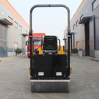 Μίνι Asphalt Road Roller Machine 2 τόνων κινητήρας ντίζελ και υδραυλικά χαρακτηριστικά δονητικού
